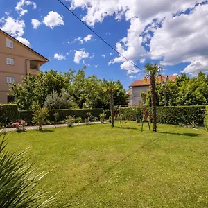 App Blue, Apartment